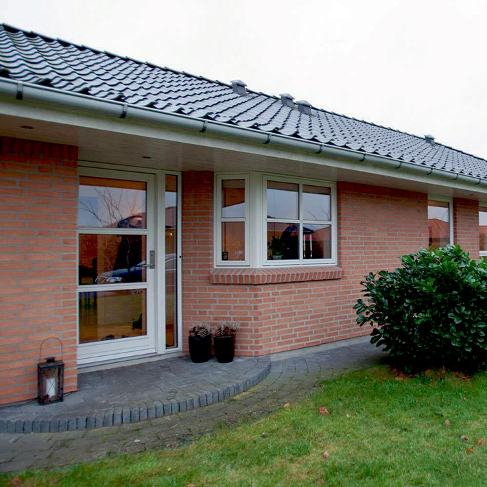Facadedør med sideparti